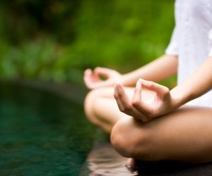 meditation-femme-en-position-du-lotus-apprendre-a-mediter