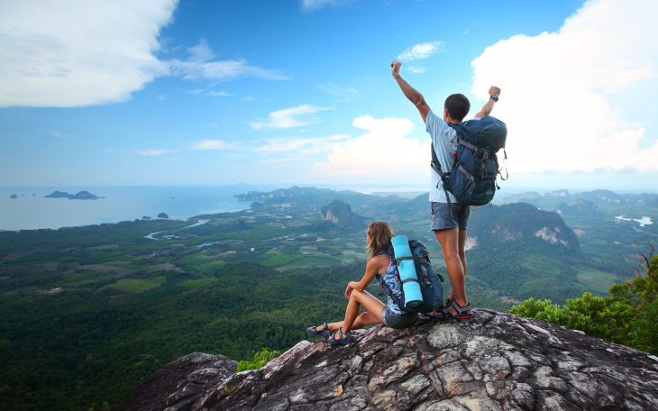 635693880042525992-518822648_couple-hiking-valley